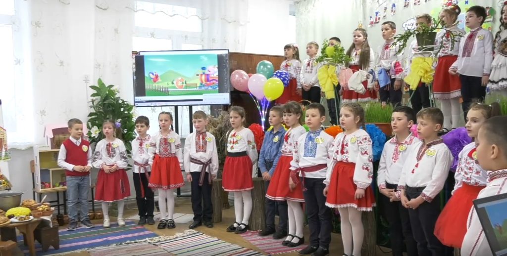 (VIDEO) Micuții clasei I-îi, din liceul ,,M.Basarab”, și-au luat rămas bun de la abecedar