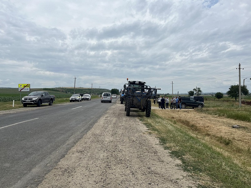 (FOTO) Protestele continuă: agricultorii din raionul Basarabeasca sunt în așteptarea unei reacții din partea autorităților centrale