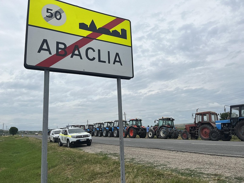 (FOTO) Protestele continuă: agricultorii din raionul Basarabeasca sunt în așteptarea unei reacții din partea autorităților centrale