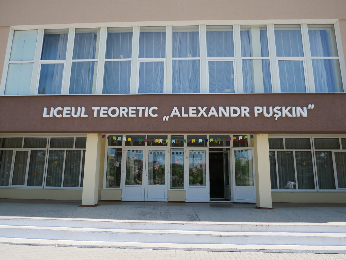 Сколько в районе Басарабяска выпускников гимназий и лицеев