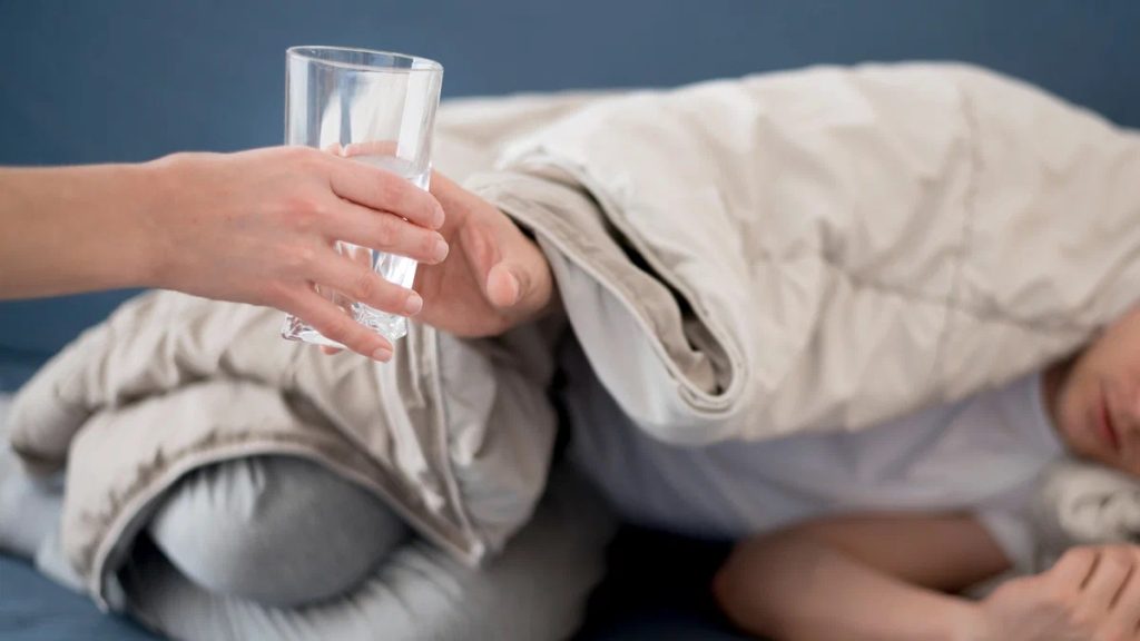 О медицине по-простому: зачем нужно пить много воды, когда организм ослаблен