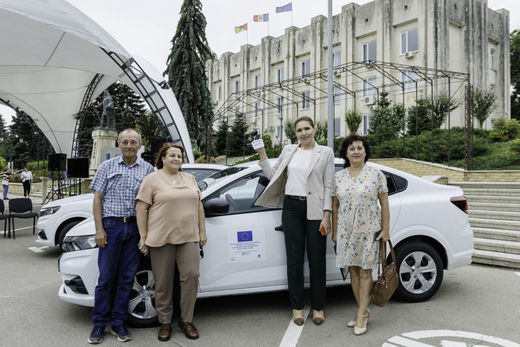 (FOTO) Serviciul social din Cimișlia a fost dotat cu mijloace de transport noi