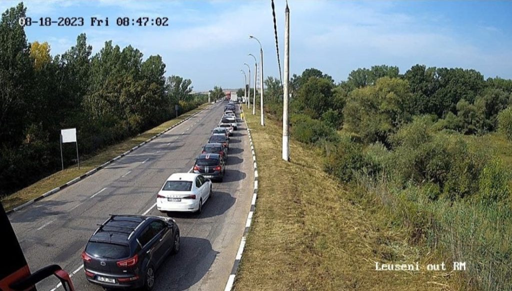 Trafic intensiv de mașini la frontierele Republicii Moldova pe sensul de ieșire din țară