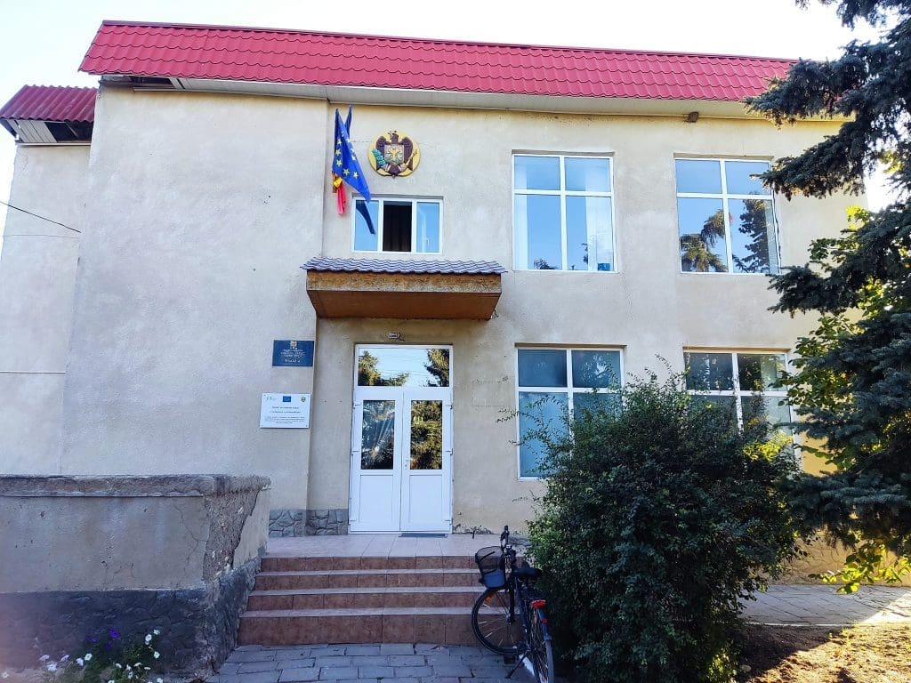 (FOTO) Primăria din satul Carabetovca va fi modernizată. Aflați din ce surse