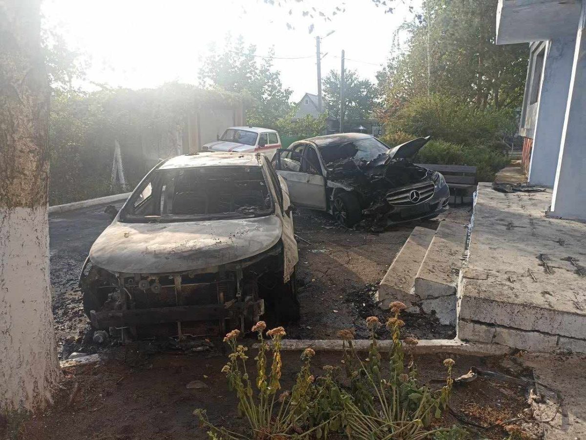 Două automobile au luat foc pe str. Muncii, în orașul Basarabeasca