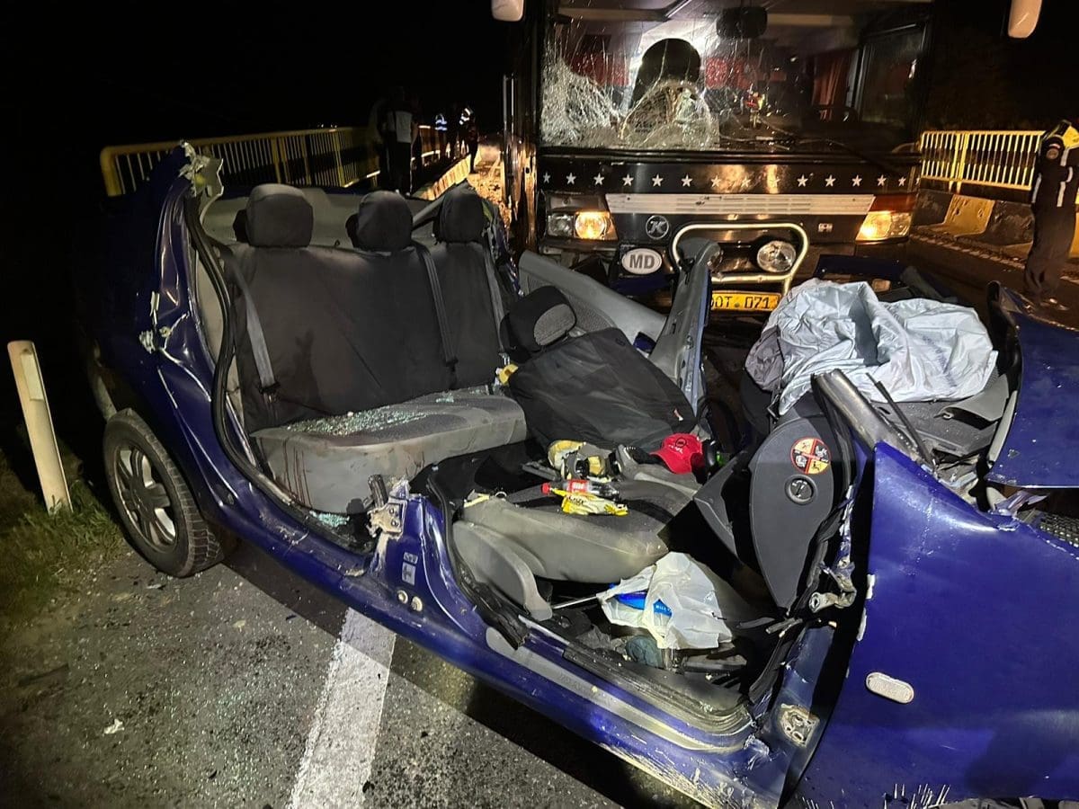 (FOTO ) Autocar cu 40 de moldoveni, implicat într-un teribil accident rutier