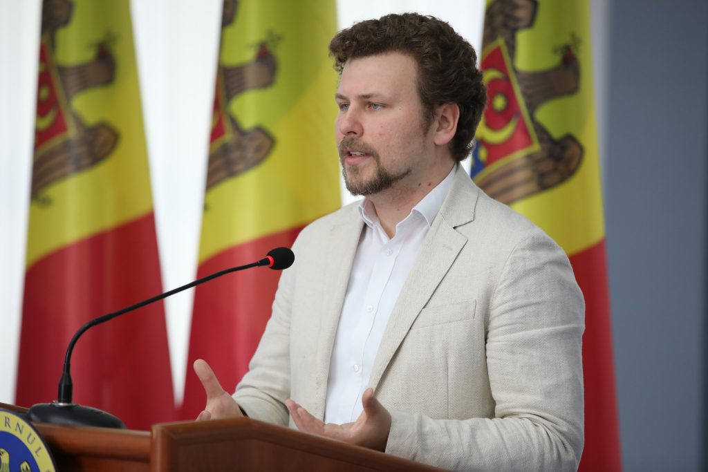 Proiectul-pilot „Investim în profesori”- cursuri de formare pentru cadrele didactice direct în școli