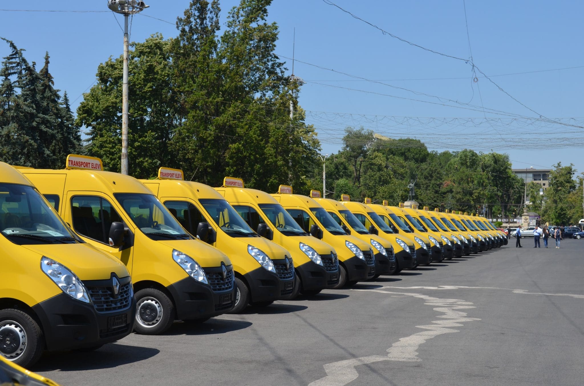Ministerul Educației și Cercetării va procura 60 de autobuze școlare, cu sprijinul României