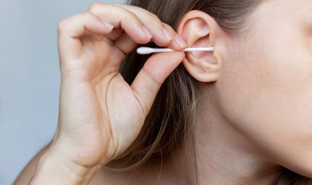 ЗДОРОВЬЕГИГИЕНА Правда ли, что чистить уши ватными палочками вредно?