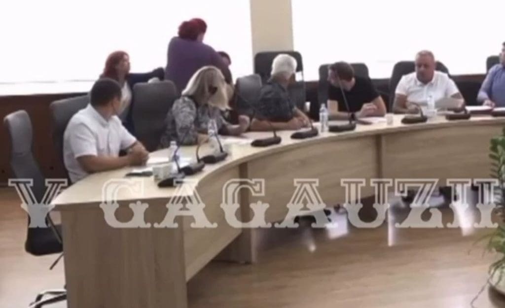 (ВИДЕО) В Комрате на заседании муниципального совета произошла потасовка между женщинами