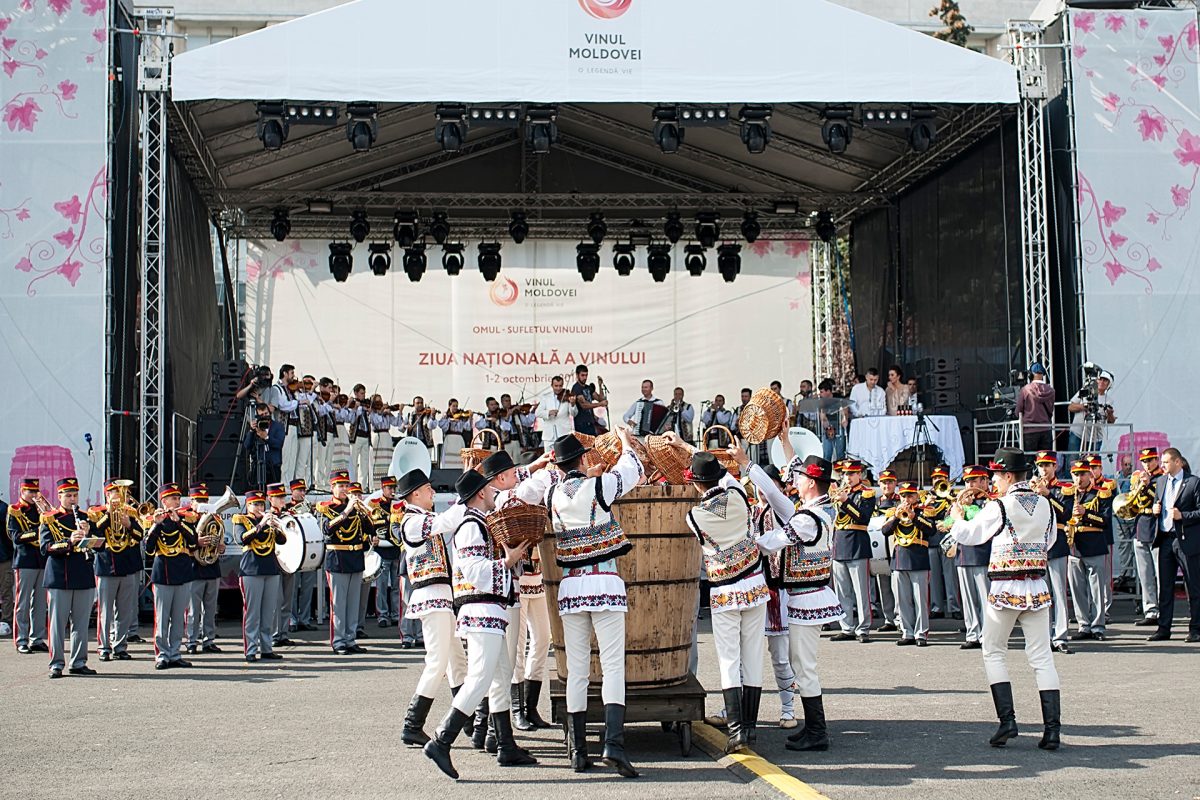 Cea mai mare sărbătoare și unica zi națională din lume dedicată Vinului Moldovei și tradițiilor noastre în vinificație, va avea loc în primul weekend al lunii octombrie, pe 7 și 8 octombrie. Evenimentul din acest an se va desfășura în Piața Marii Adunări Naționale, acolo unde va fi celebrat un deceniu de succese ale Vinului Moldovei.