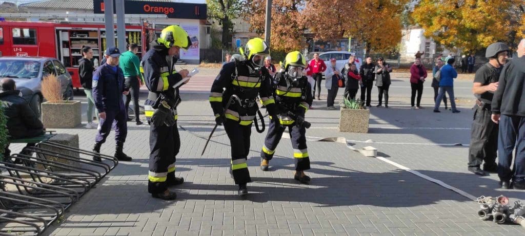 (FOTO) Pompierii și salvatorii au efectuat un exercițiu tactic la marketul din centrul or. Basarabeasca