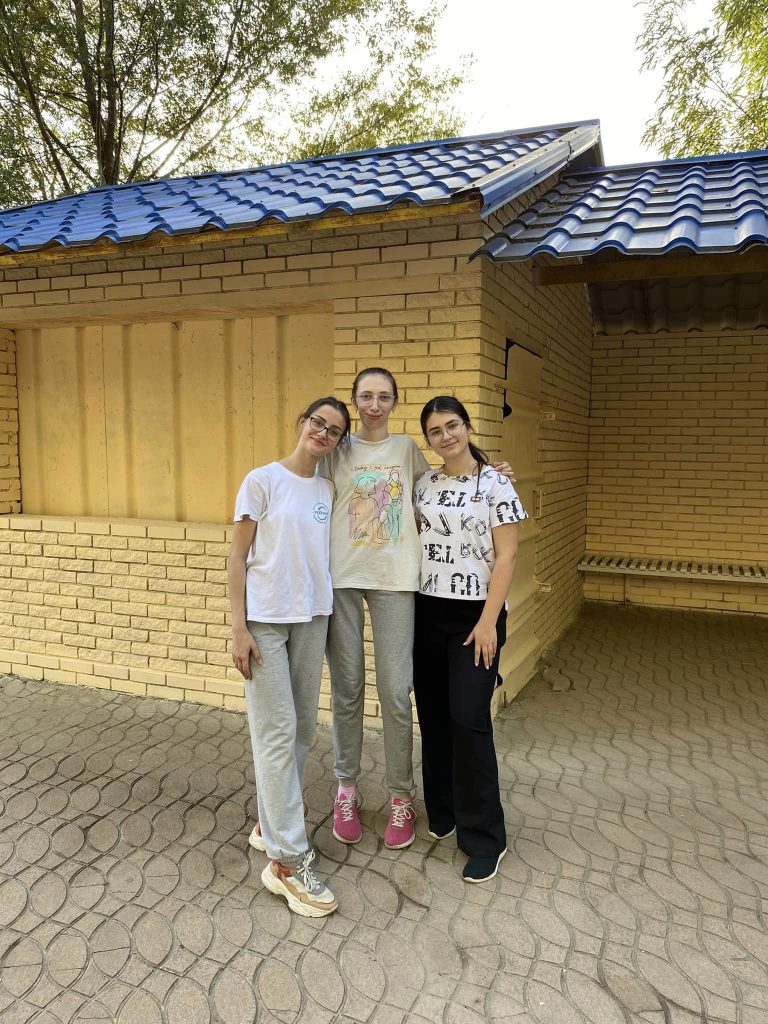 В Басарабяске по ул. Гоголя волонтеры ремонтируют остановку