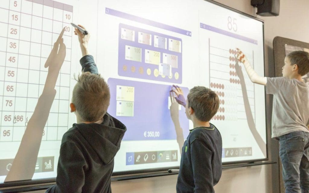 Școlile din raionul Basarabeasca pot beneficia de o tablă interactivă. Care sunt condițiile