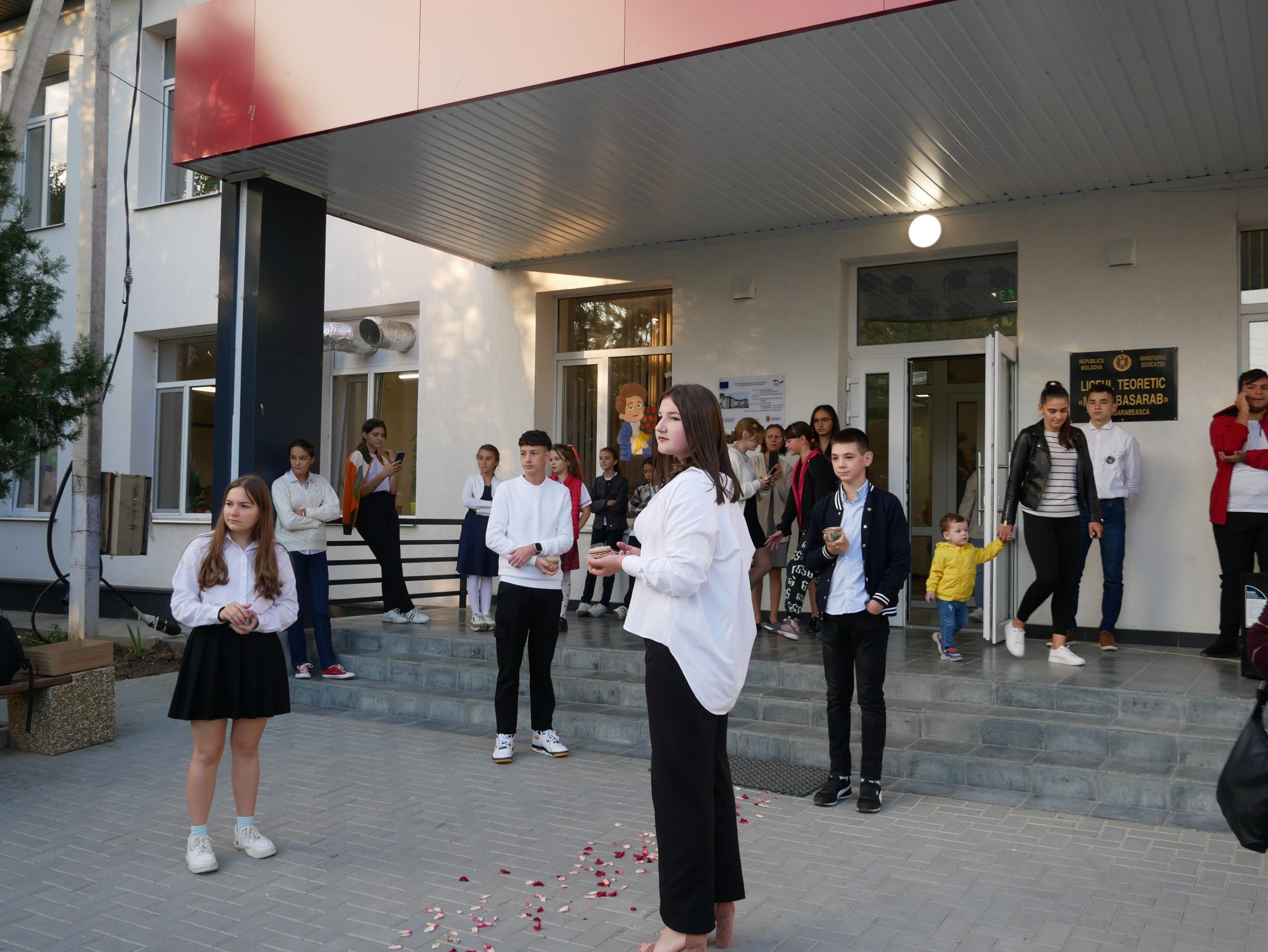 (VIDEO) Ziua Autoconducerii în liceul ,,M. Basarab”. Cum s-au descurcat elevii cu rolul de profesor
