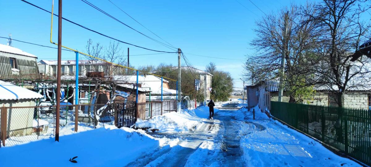 Последствия непогоды в Басарабяске: большая часть города без света, дороги постепенно расчищают