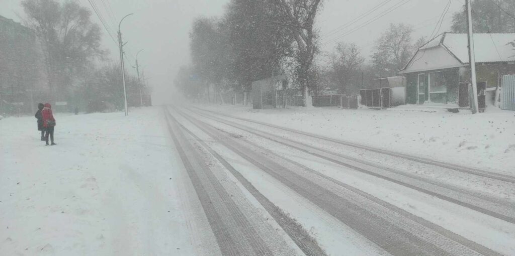 Salvatorii au scos din zăpadă mai multe automobile blocate în raionul Basarabeasca