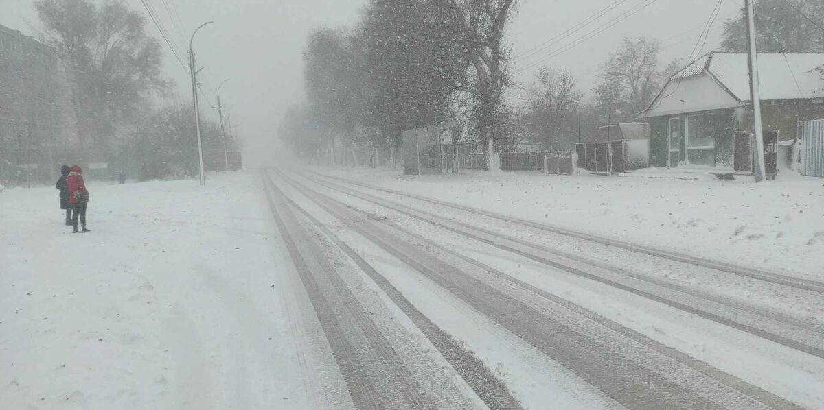 Salvatorii au scos din zăpadă mai multe automobile blocate în raionul Basarabeasca