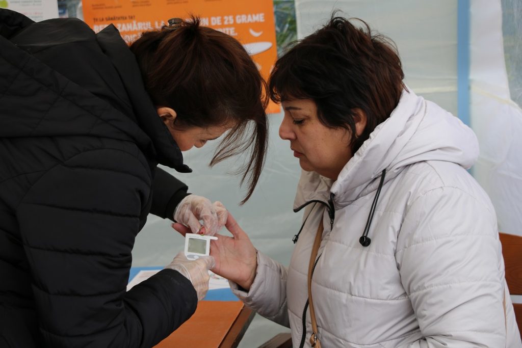 (ФОТО) В День борьбы с сахарным диабетом в Басарабяске желающим бесплатно проверяли уровень глюкозы в крови