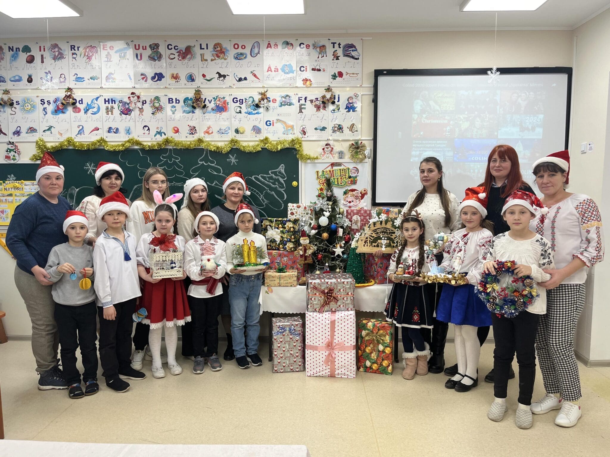 (FOTO) Atelierul lui Moș Crăciun: acțiune de caritate, organizată de elevii clasei a II-a din LT ,,M. Basarab”