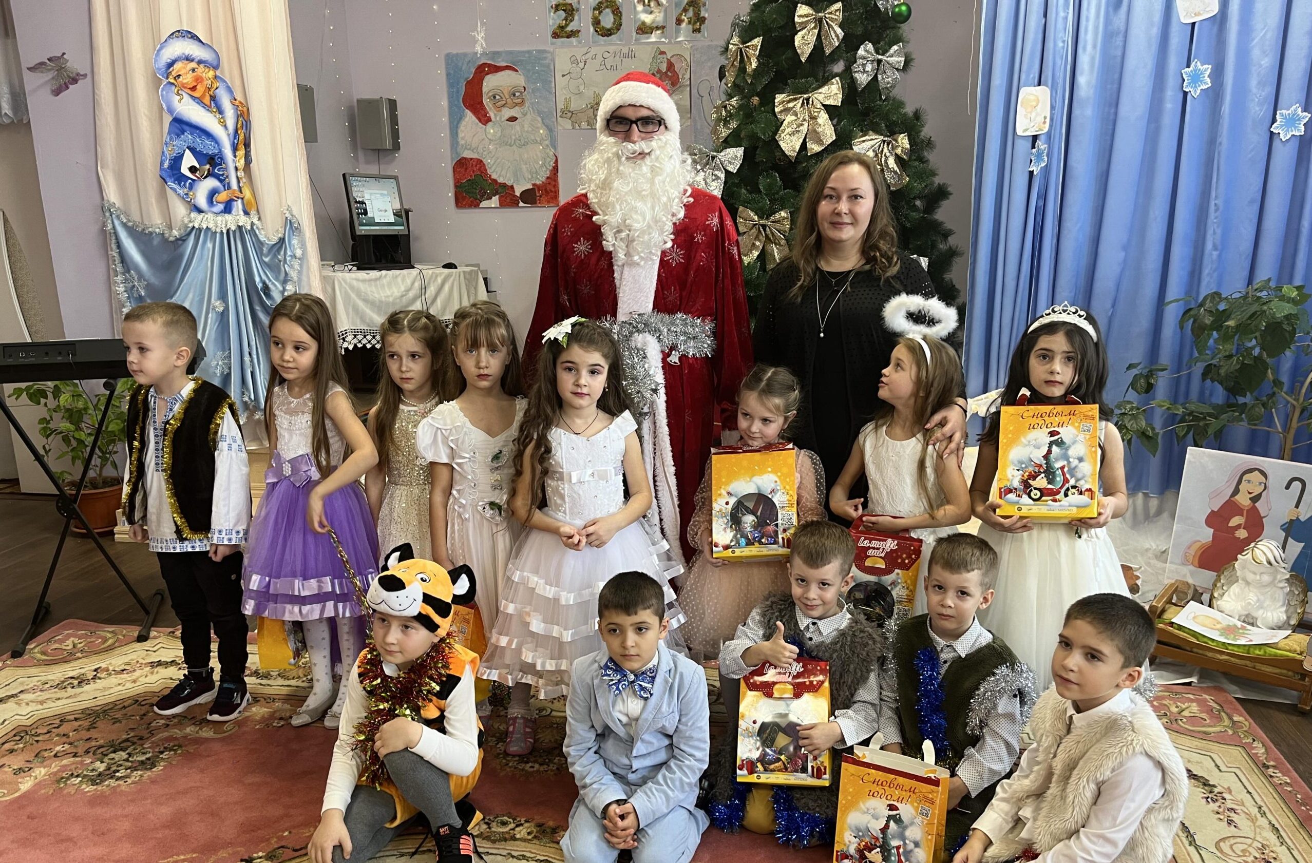 (FOTO) Colinde și dansuri alături de Moș Crăciun. Cum a avut loc sărbătoarea de Revelion la grădinița ,,Mărțișor” din s. Abaclia