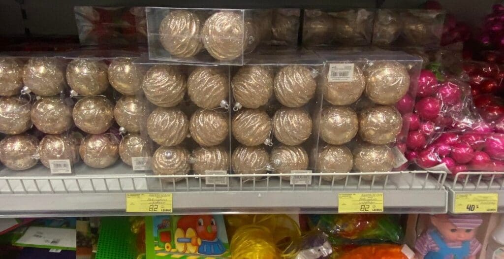 (FOTO) Oamenii au început să se pregătească de sărbătorile de iarnă. Cât costă decorațiunile de Crăciun și Anul Nou în or. Basarabeasca