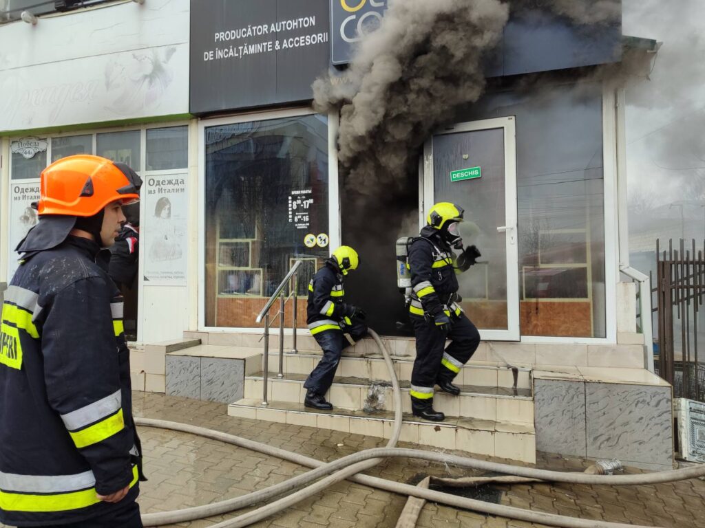 (FOTO) Incendiu la Comrat. Un magazin de încălțăminte a fost cuprins de flăcări