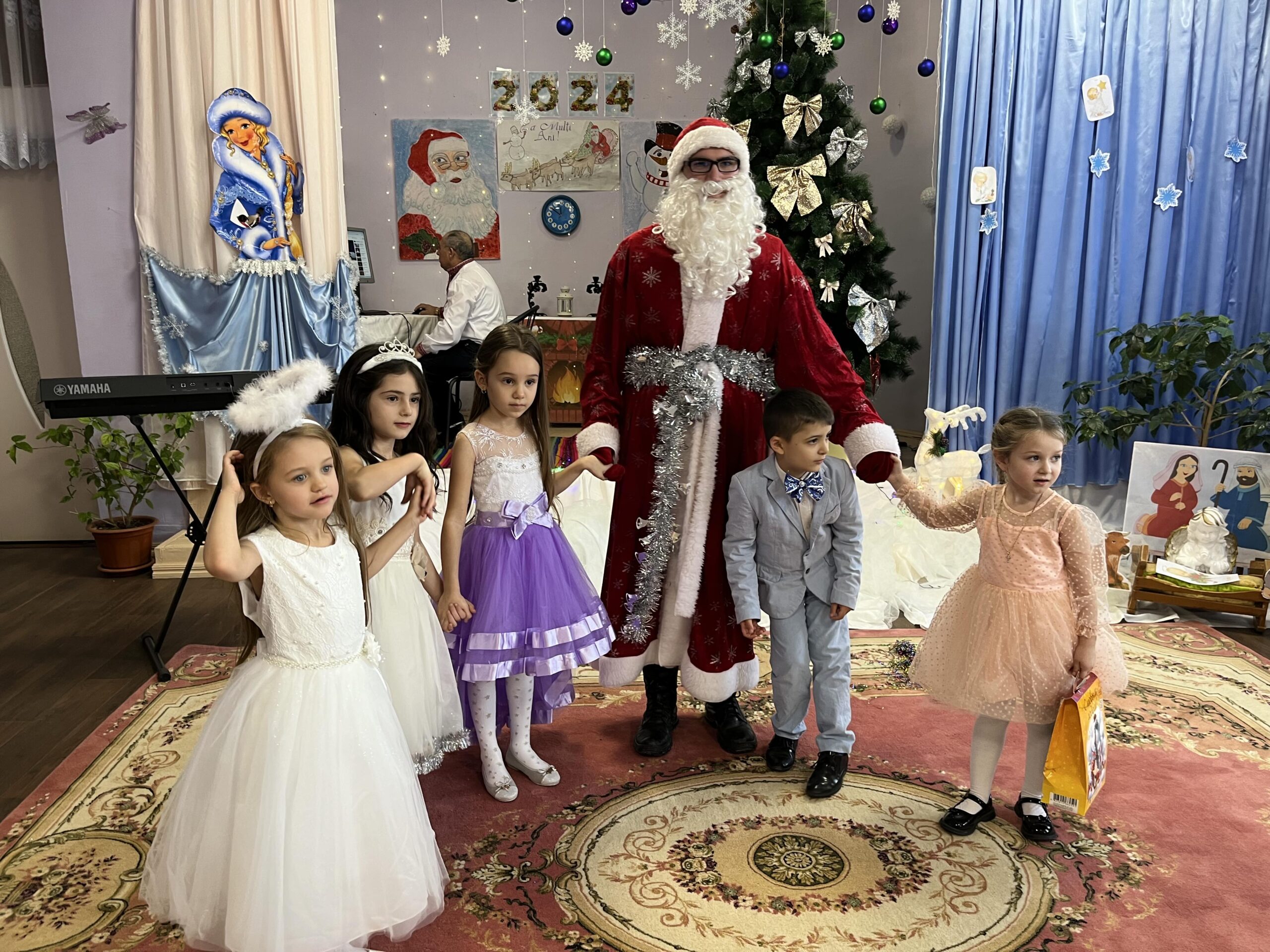 (FOTO) Colinde și dansuri alături de Moș Crăciun. Cum a avut loc sărbătoarea de Revelion la grădinița ,,Mărțișor” din s. Abaclia