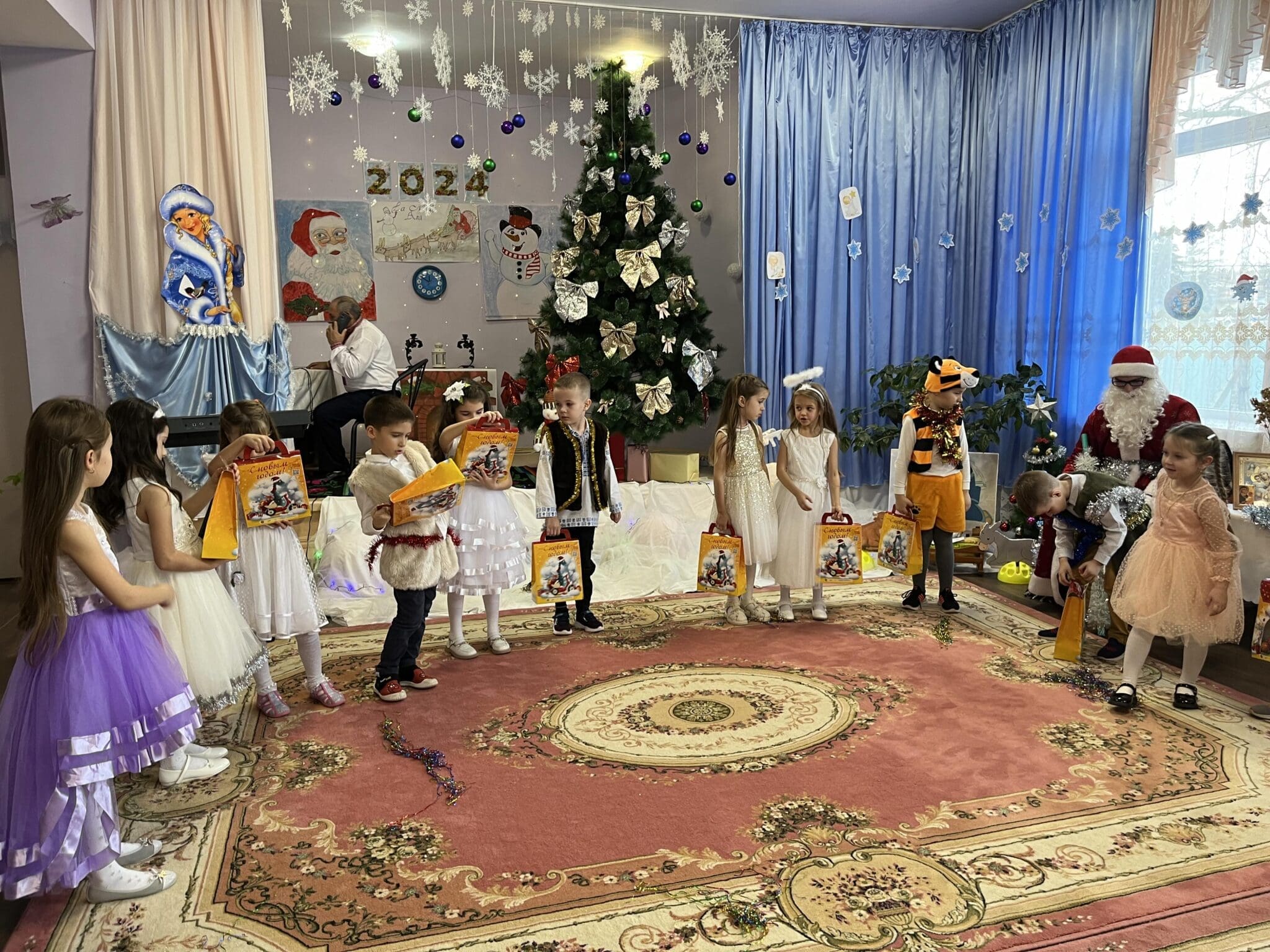 (FOTO) Colinde și dansuri alături de Moș Crăciun. Cum a avut loc sărbătoarea de Revelion la grădinița ,,Mărțișor” din s. Abaclia