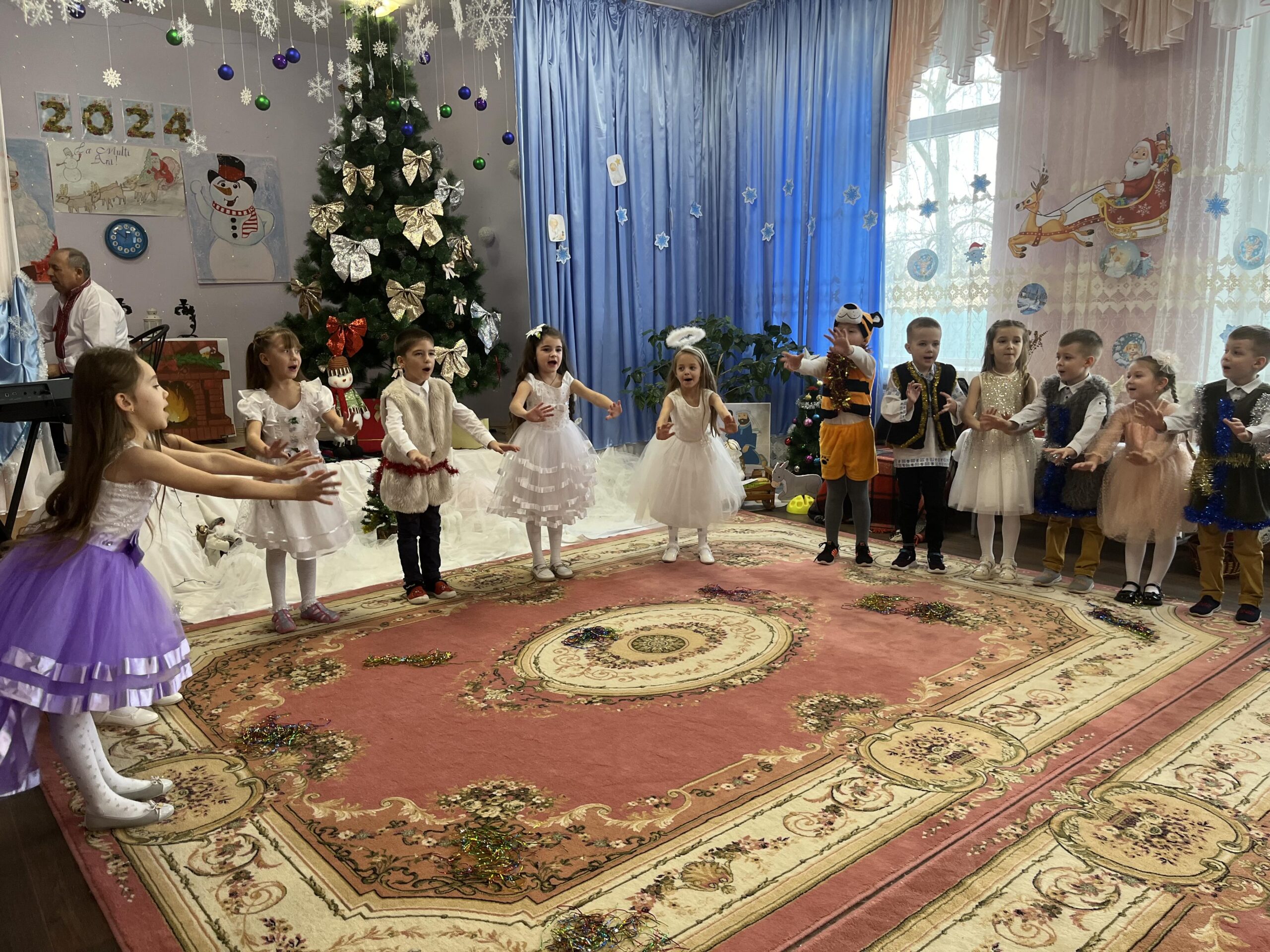 (FOTO) Colinde și dansuri alături de Moș Crăciun. Cum a avut loc sărbătoarea de Revelion la grădinița ,,Mărțișor” din s. Abaclia