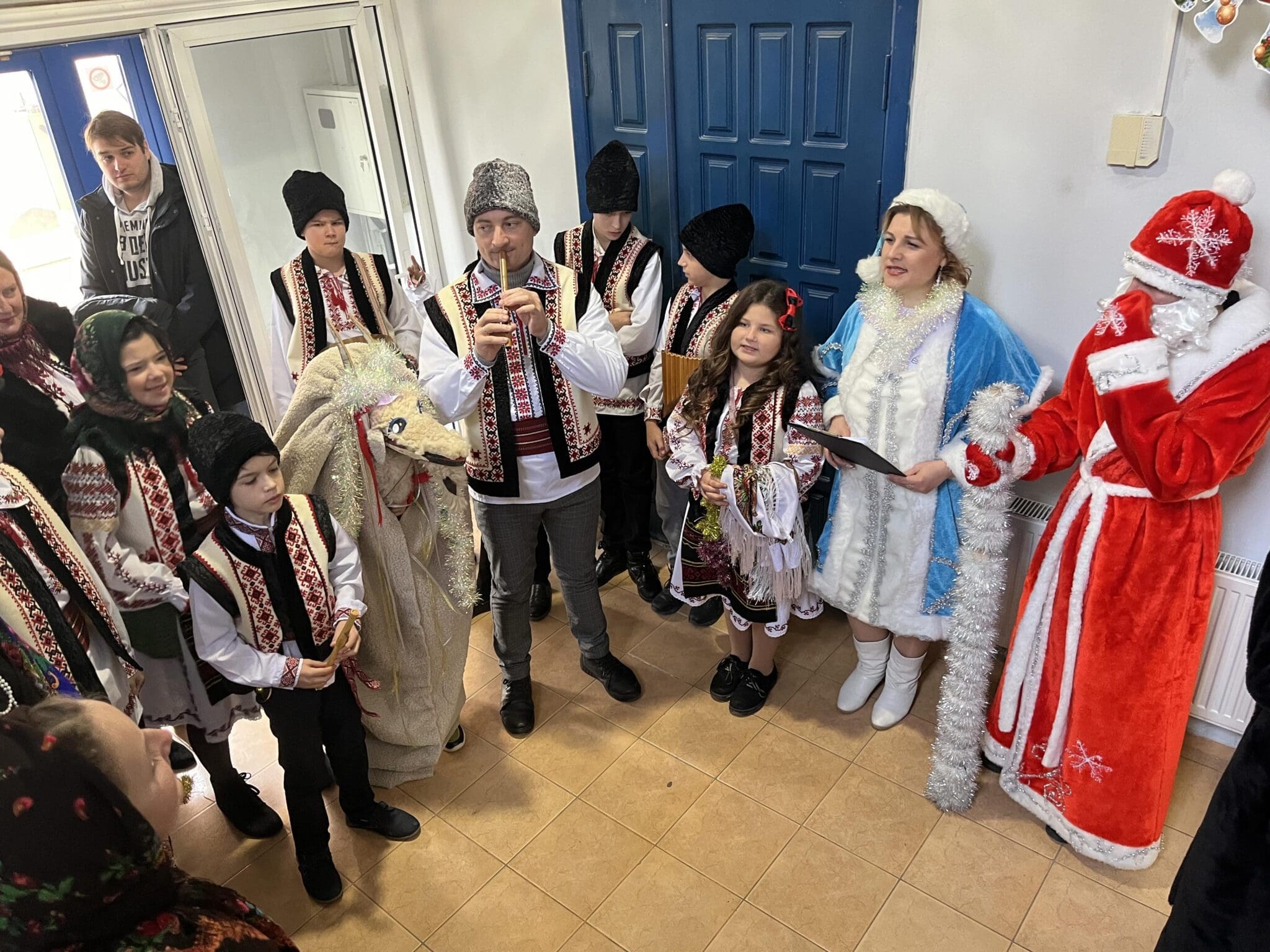 (FOTO/VIDEO) Copiii de la Centrul de Creație ,,Luceafărul” au adus atmosfera de sărbătoare în studioul BAStv