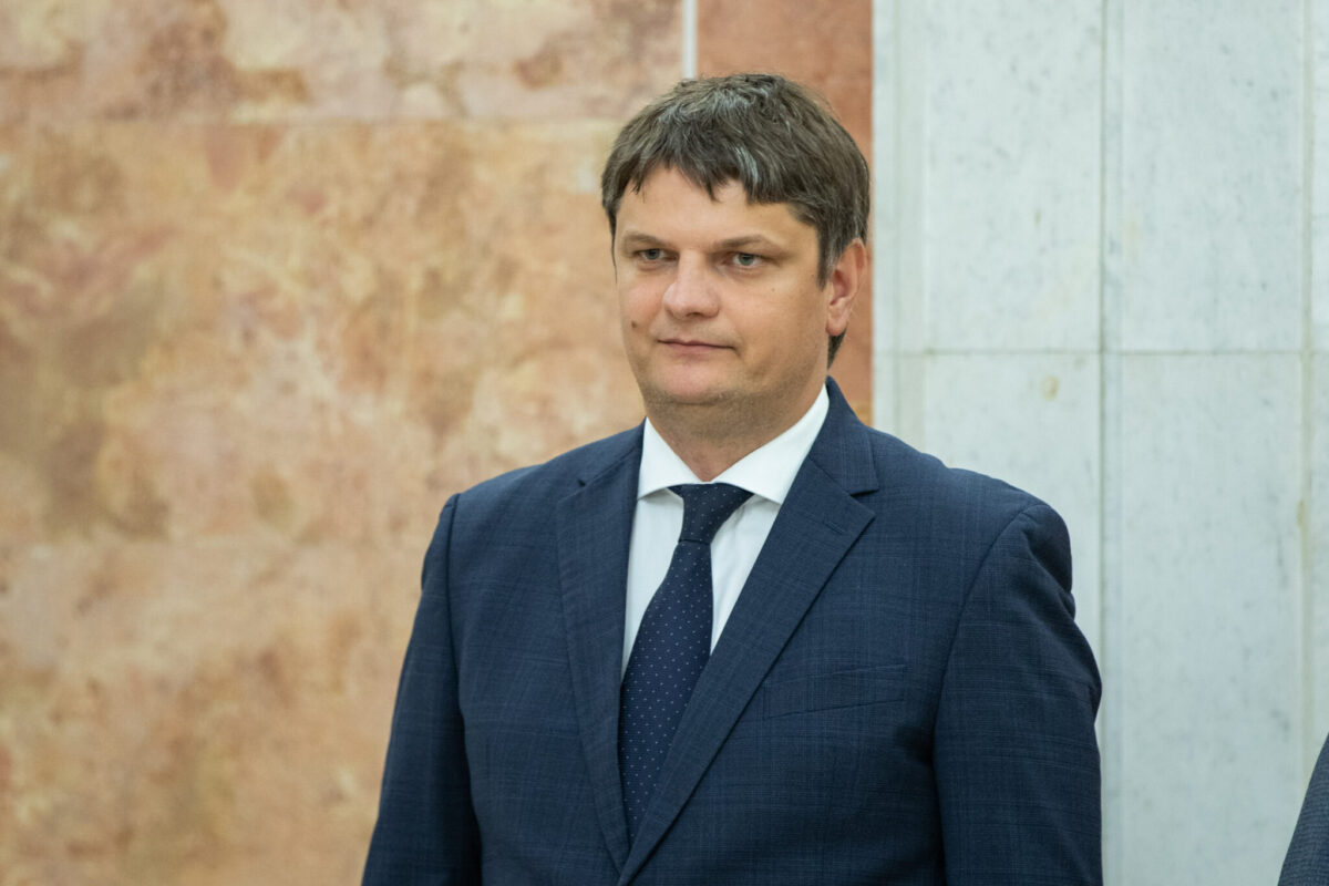 Спыну