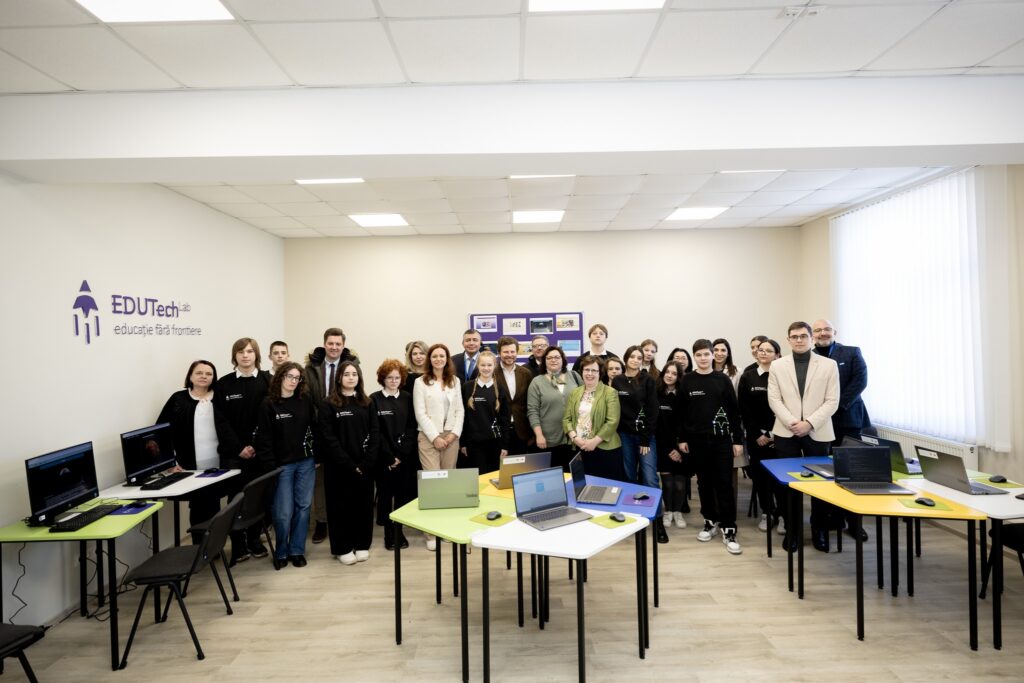 (FOTO) 81 de laboratoare digitale urmează să fie deschise în şcolile din Moldova