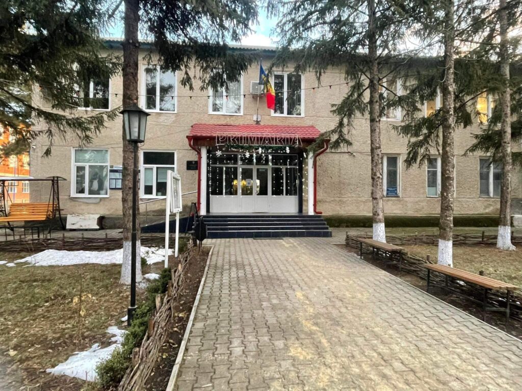 Asamblați puzzle-ul: primăria satului Sadaclia