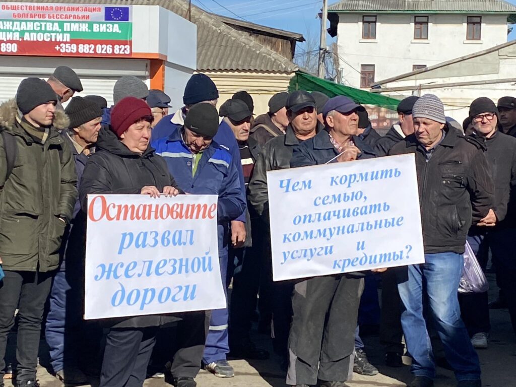 (ФОТО) Перед зданием ж/д вокзала г.Басарабяска проходит митинг железнодорожников