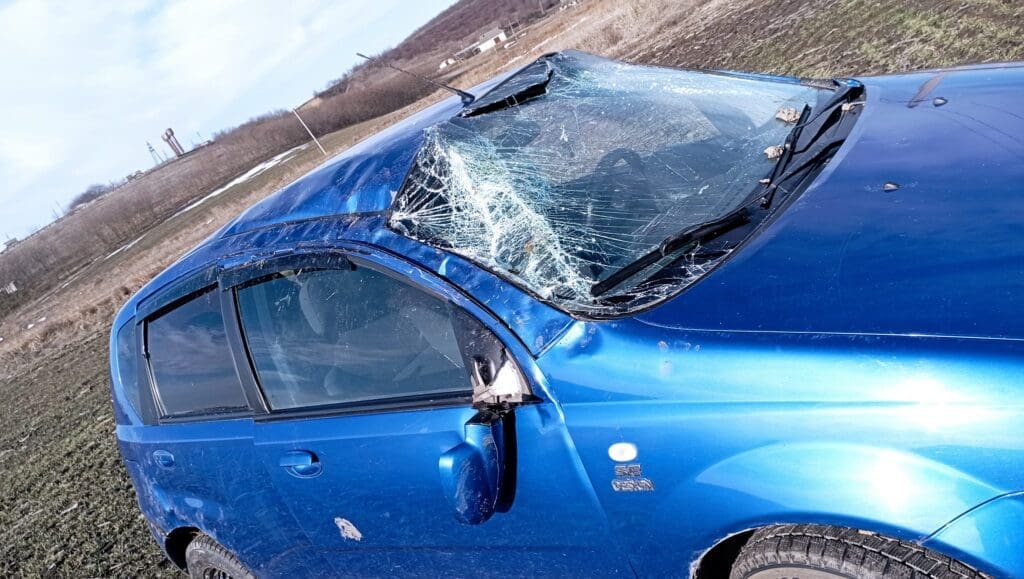 (FOTO) Accident la intersecția de lângă satul Sadaclia: O mașină a zburat de pe drum