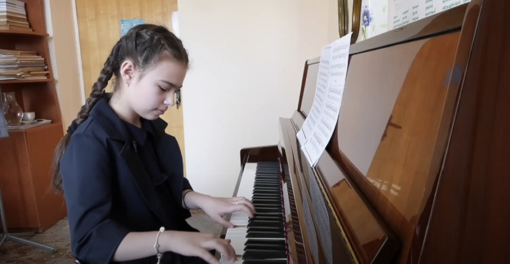 (VIDEO) „Îmi place ceea ce fac.”: Istoria Anastasiei Rogac, pianista din or. Basarabeasca