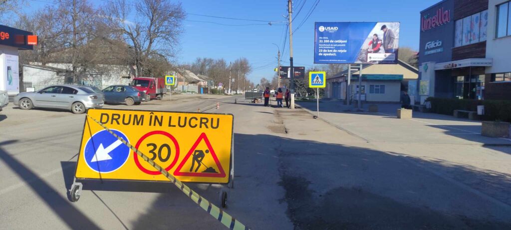 В Басарабяске ремонтируют участок дороги перед маркетом «Linella». Кто выполняет работы и за счет каких средств