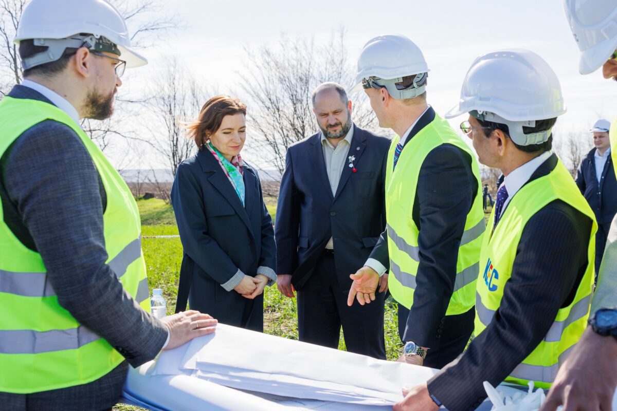 (FOTO) A început construcția liniei electrice aeriene care va aduce curent din România. Cât costă proiectul