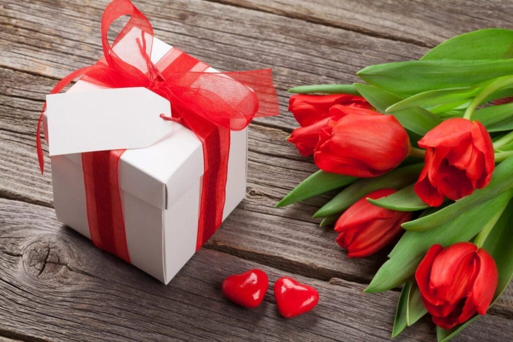 У 74% респондентов 8 Марта ассоциируется с цветами, подарками и хорошим настроением. Результаты опроса BAStv