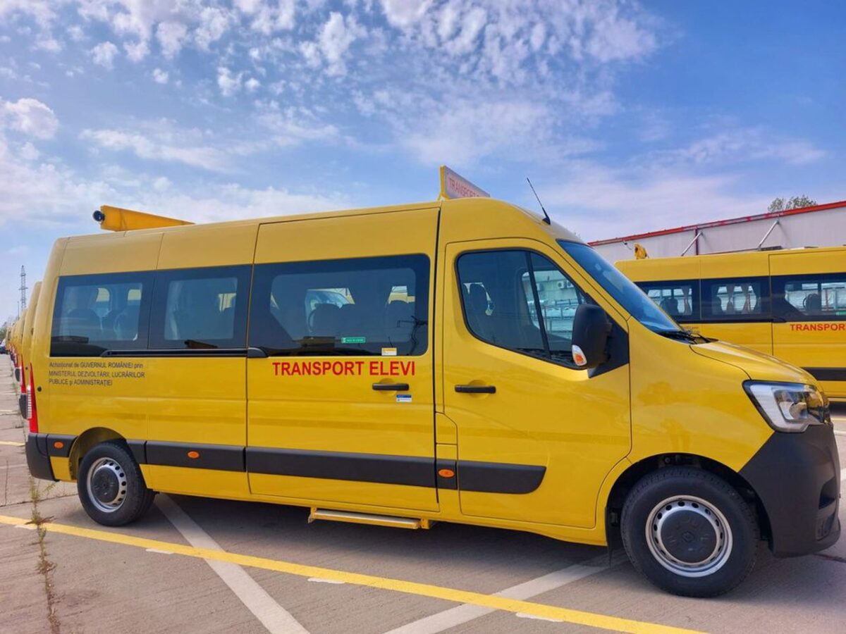 Elevii care vor merge la o școală aflată la o distanță mai mare de 2 km vor avea asigurat transport gratuit
