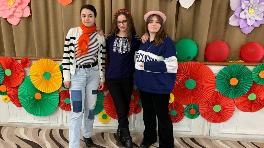 (FOTO) Modă și cultură! Elevii de la LT ,,Matei Basarab” marchează Ziua francofoniei cu stil și eleganță