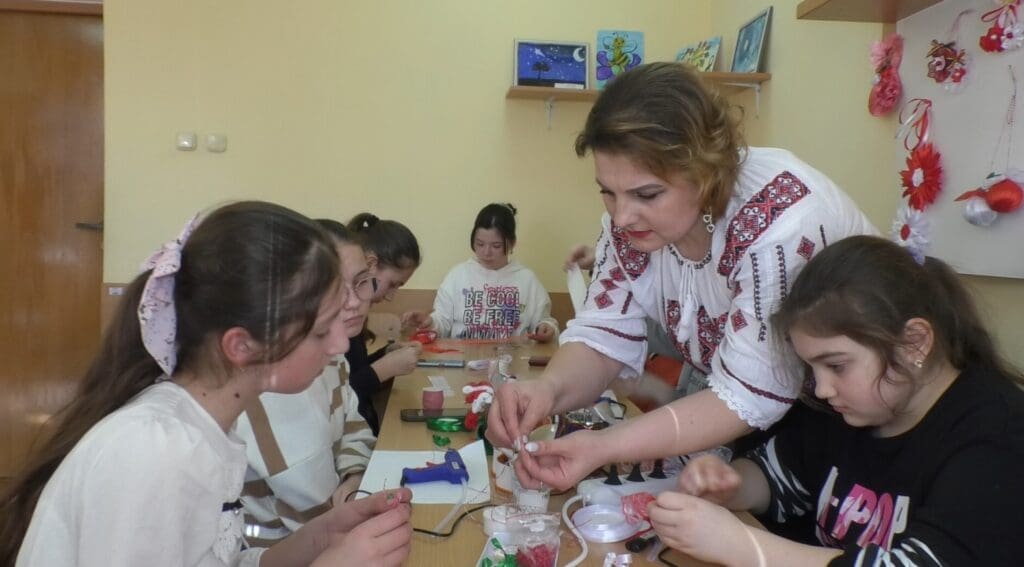 (VIDEO) Mărțișoare confecționate manual. Cum are loc cercul kanzashi la Centrul Raional de Creație „Luceafărul”