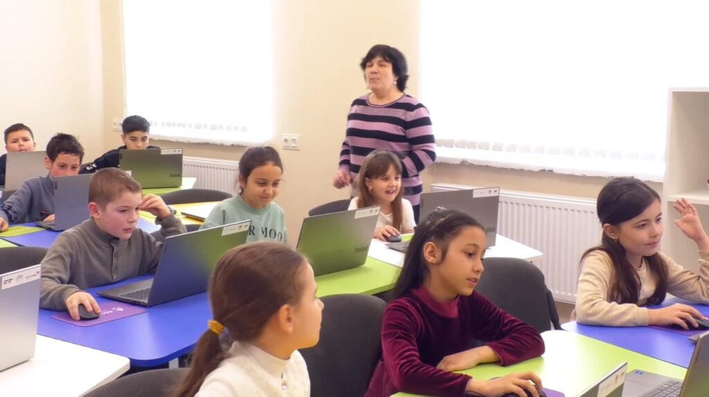 «Мы учимся работать с компьютерами»: как проходят занятия в цифровой лаборатории гимназии «И.Бондарев»