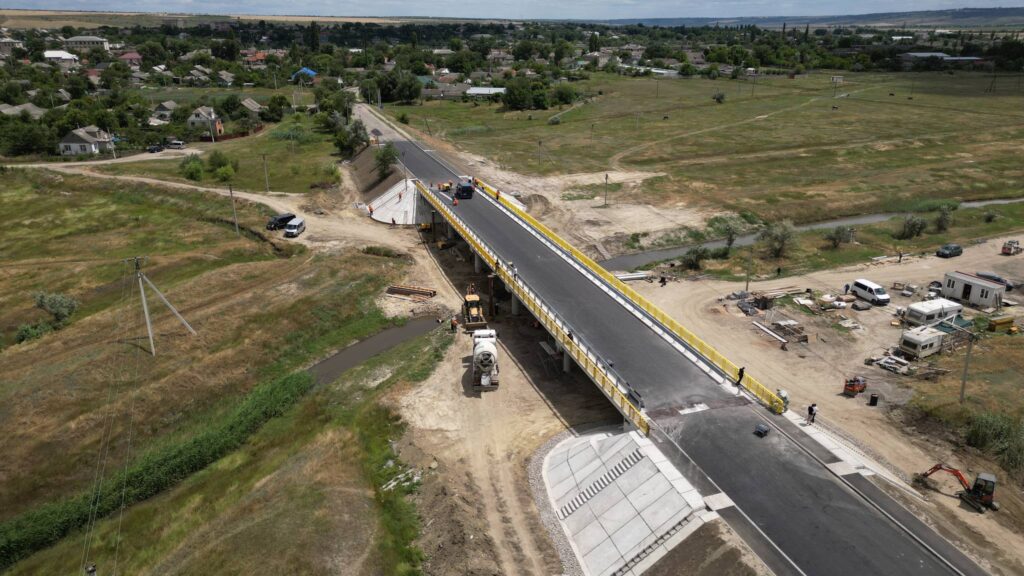 (ФОТО) Мост, соединяющий микрорайоны Станция и Романовка, в ближайшие дни будет открыт