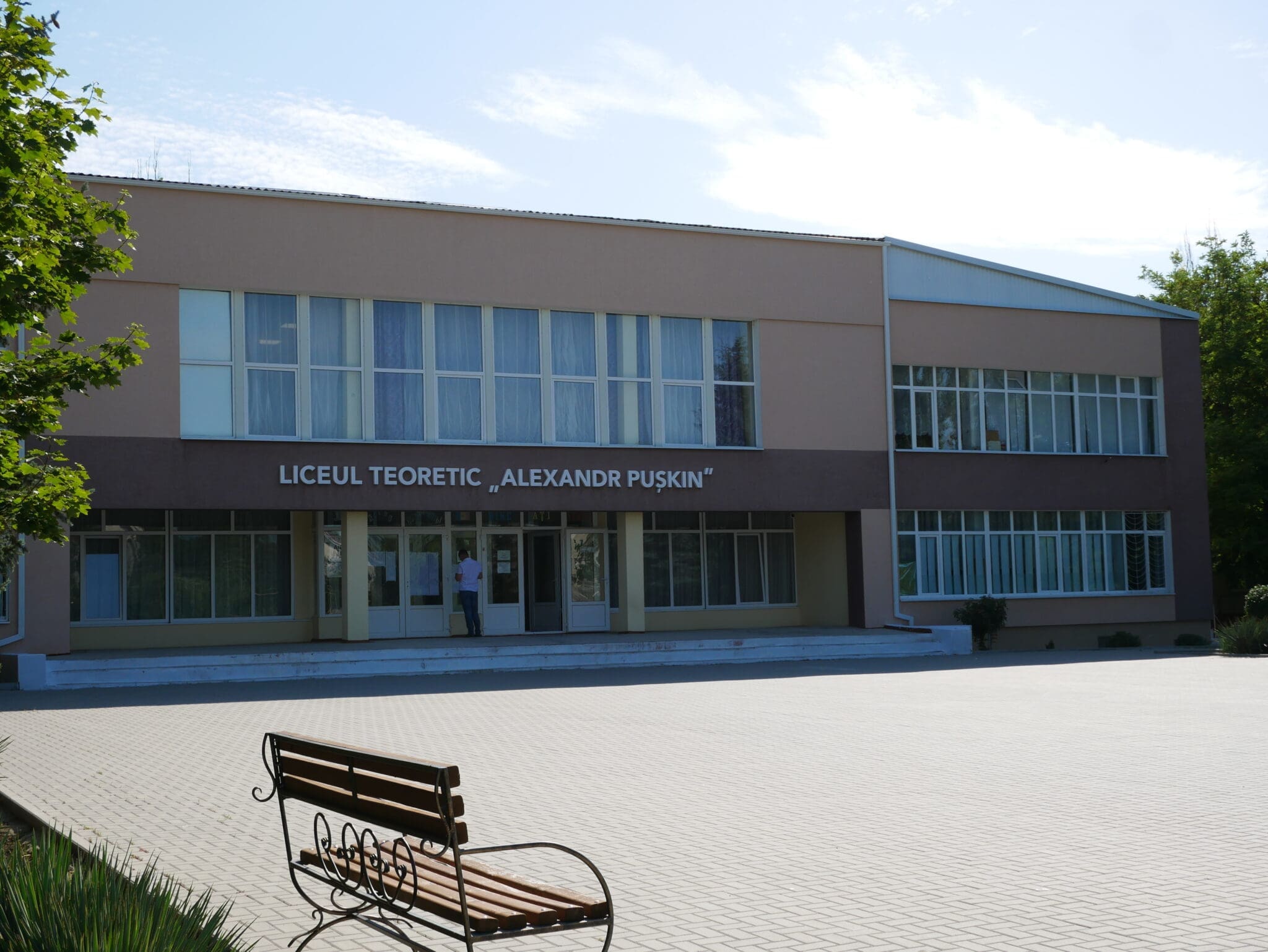 10-е классы будут не во всех лицеях. Как вы к этому относитесь? Опрос недели