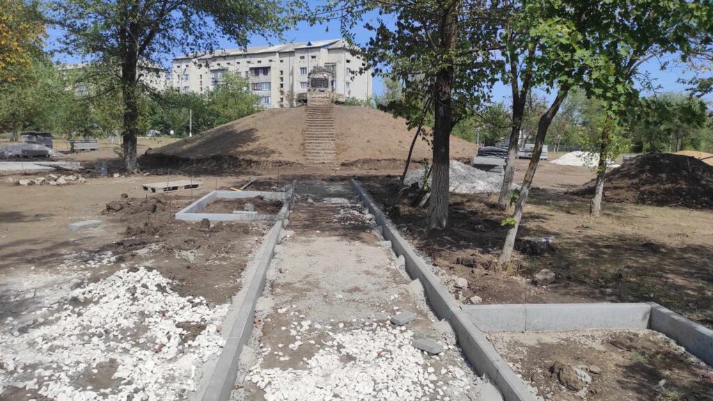 (ФОТО) В Басарабяске идет благоустройство Кургана Дружбы. Что планируется там сделать