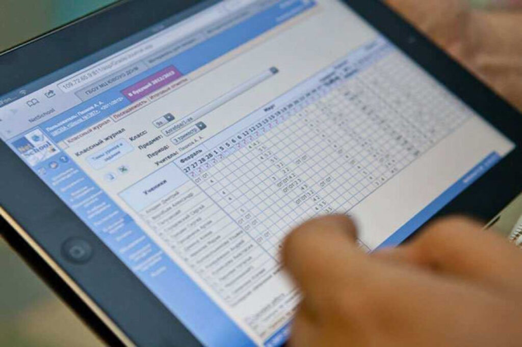 Modernizarea educației: catalogul electronic va fi implementat în 560 de școli din țară. Necesitatea şi beneficiile acestuia