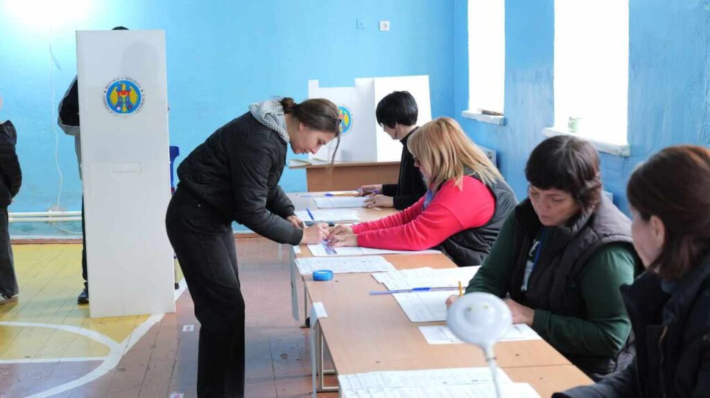 (ФОТО) «Мы выбираем лучшую жизнь». Жители Басарабяски о том, почему приходят на участки для голосования