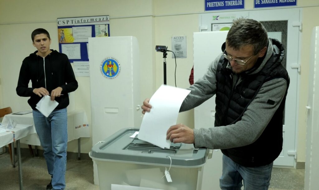 (ИНФОГРАФИКА) За кого из кандидатов в президенты активнее голосовали в городе и сёлах района Басарабяска